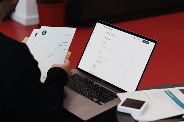 Uma Pessoa Sentada Em Uma Mesa Com Um Laptop E Papeis YDe0nOZyLHI