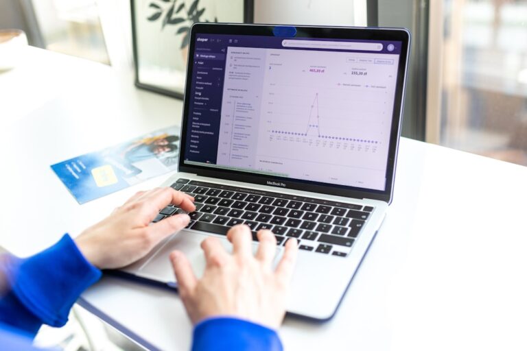 Uma Pessoa Digitando Em Um Laptop Em Uma Mesa KOSMqOkwpbE