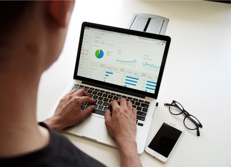 Pessoa Que Utiliza O Macbook Pro PypeCEaJeZY