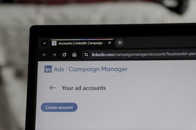 Interface Do Gerenciador De Campanhas De Anuncios Do Linkedin Na Tela Do Laptop SsGiPWpJpdE