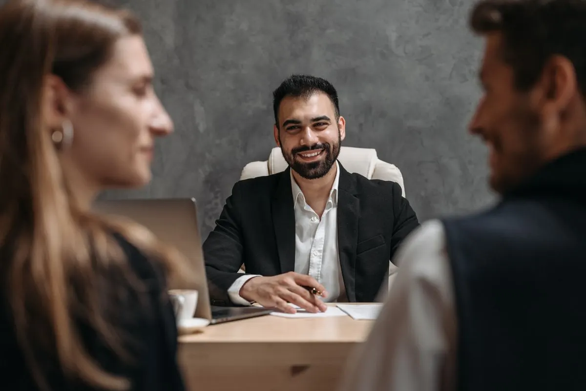 Vale a pena exigir um account manager dedicado no contrato com a agência?